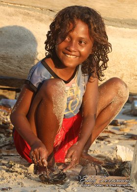 Village-11bis Frolicking at the beach - Raja Ampat - Indonesia - january 2016